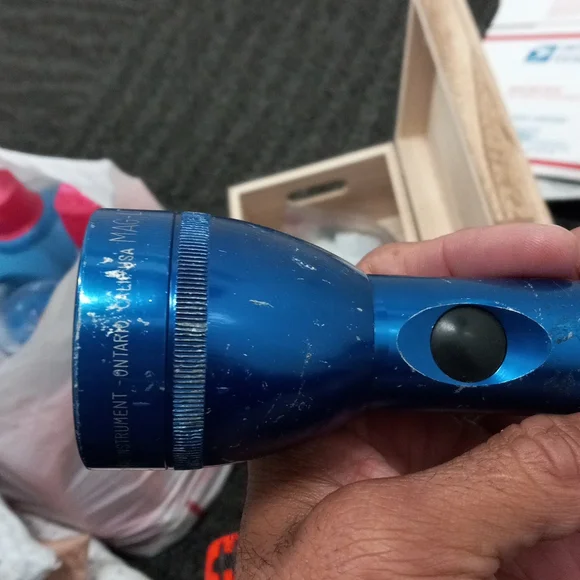 Mag lite flashlight 🔦 (just shy of 11 inches) - Picture 5 of 7